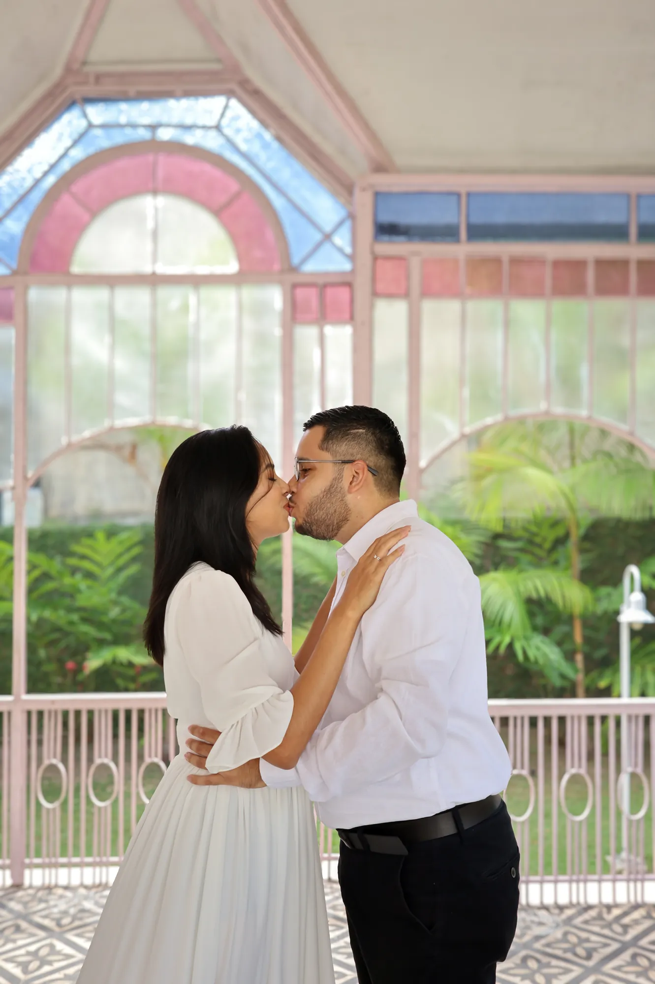 Casal se beijando dentro do coreto do Parque da Residência