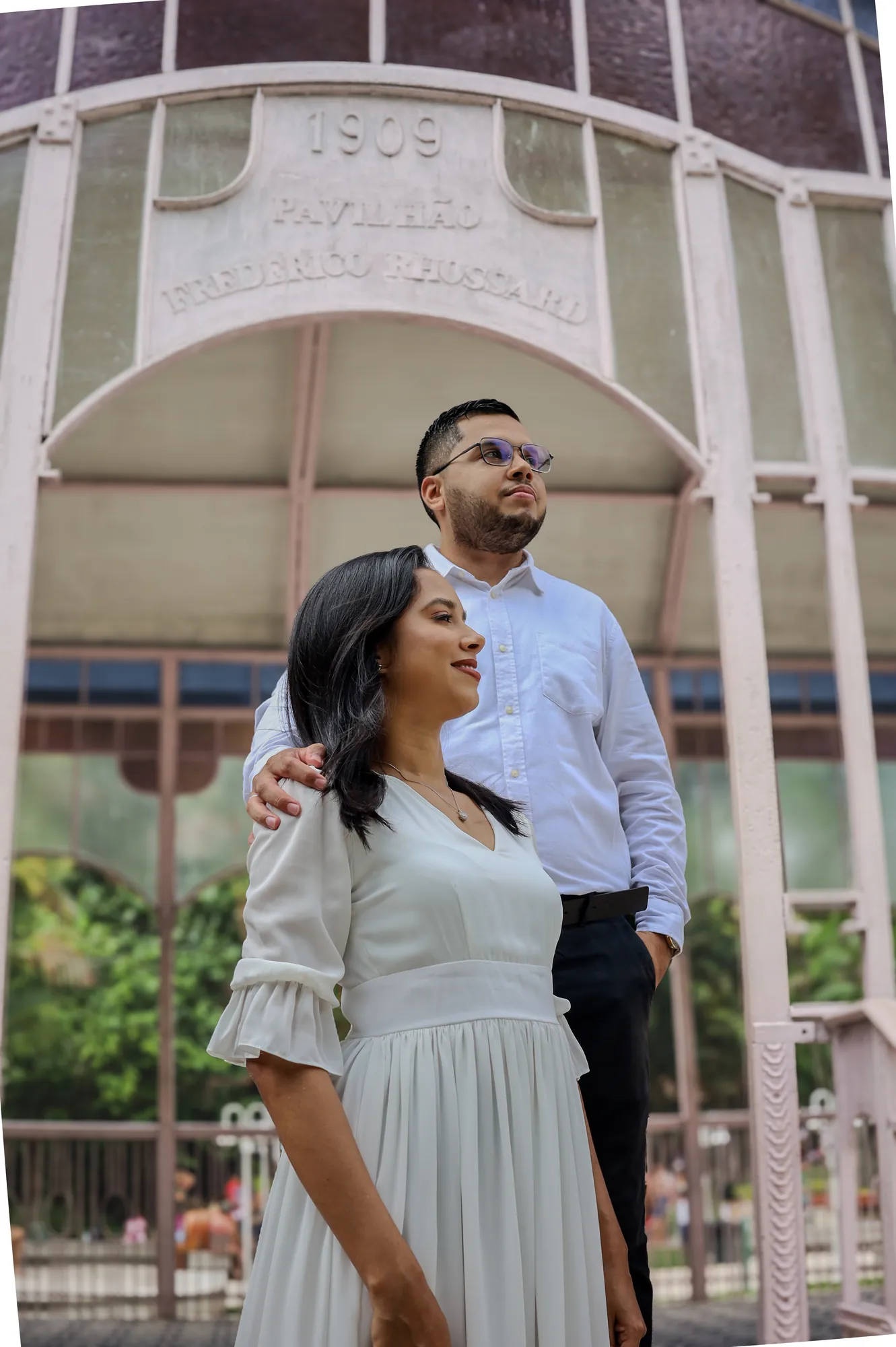 Casal sorrindo sob o arco do coreto