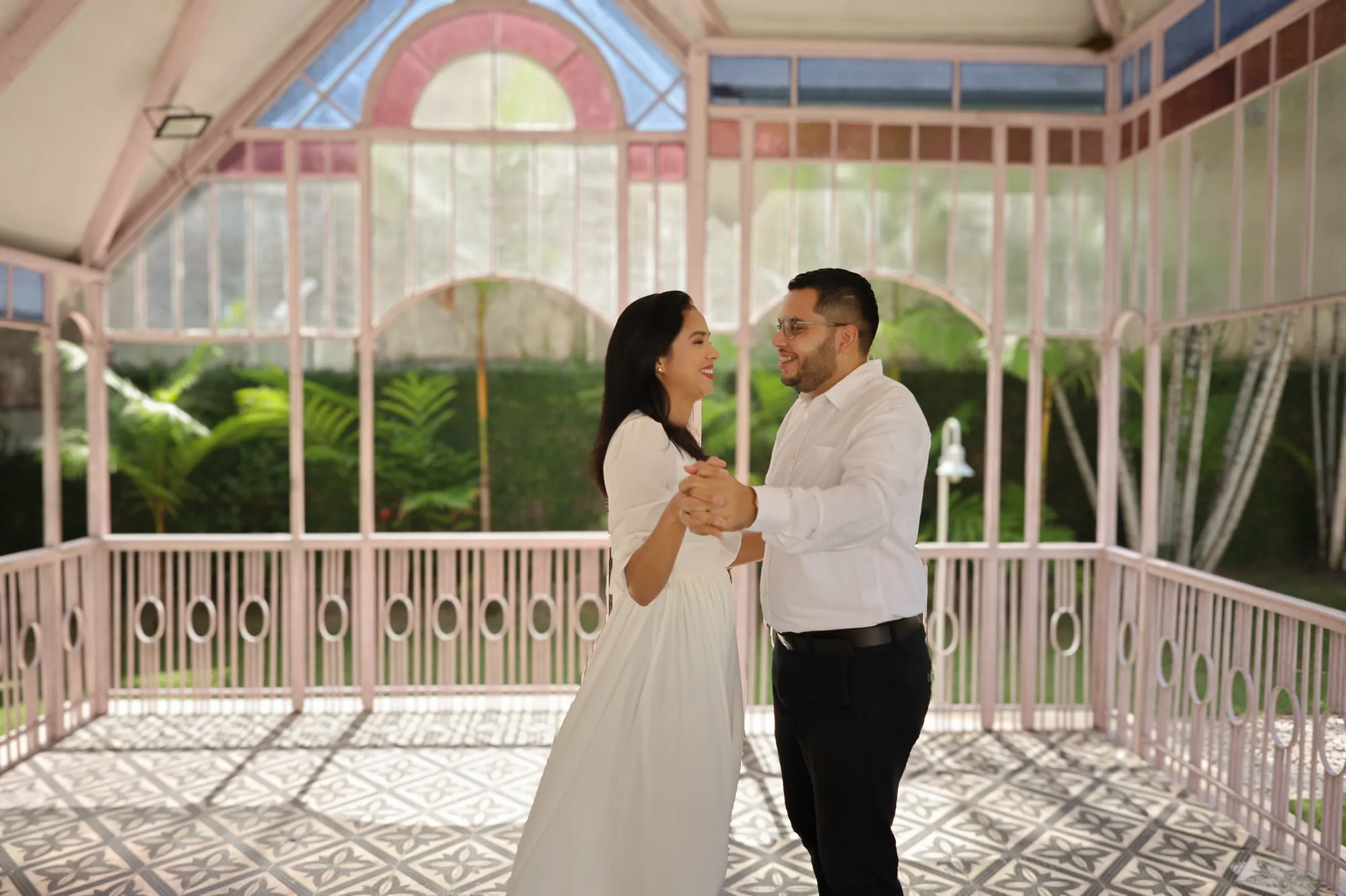Casal dançando no coreto do Parque da Residência, ensaio pré-wedding em Belém